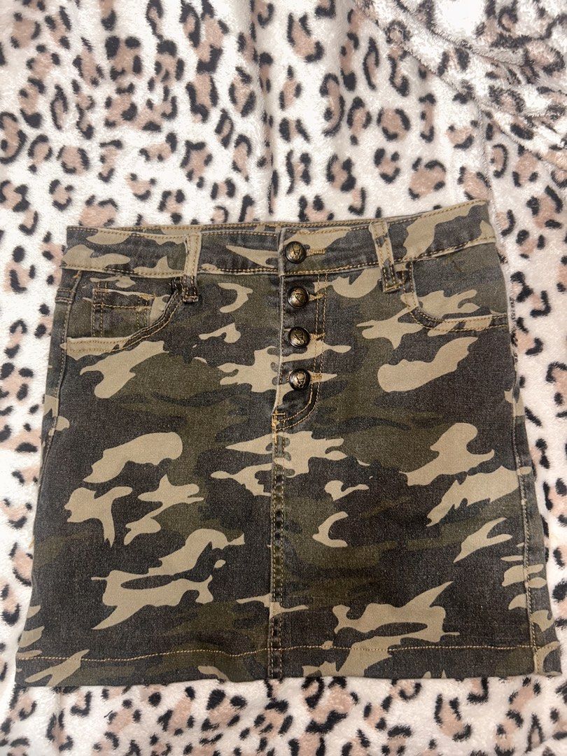 Bundle (Category: Skirts) located in Quezon City. Submitted by nicoleannepg (Listing ID 1456420721, Image 3). Description: Clearance mode ON! Grab this entire bundle of pre-loved clothes for only ₱600! Perfect for petite girlies (XS to Small sizes). 📦 What’s Included in the Bundle: 👖 Jorts (Trendy and comfortable!) 🛹 Skirts (Cutesy and versatile pieces) 👗 Dresses (Great for casual lakwatsa or dates) 👚 Tops & Clothes (More stylish everyday pi