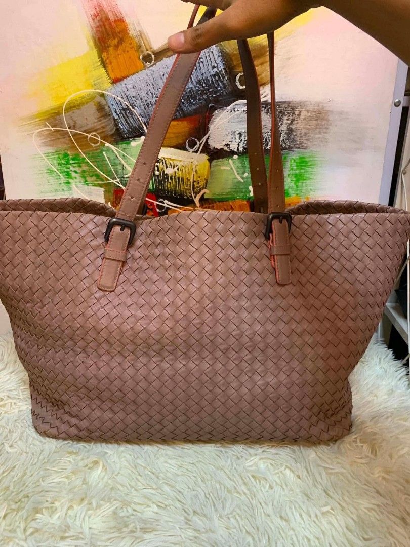 Bv Large Intrecciato Cesta tote (Category: Luxury Bags & Wallets) located in Iloilo. Submitted by jananapad (Listing ID 1456356610, Image 1). Description: BV Large tote! Retails at 600k sa store! Rush! 10.