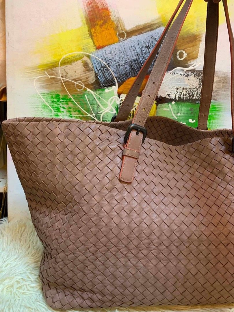 Bv Large Intrecciato Cesta tote (Category: Luxury Bags & Wallets) located in Iloilo. Submitted by jananapad (Listing ID 1456356610, Image 2). Description: BV Large tote! Retails at 600k sa store! Rush! 10.
