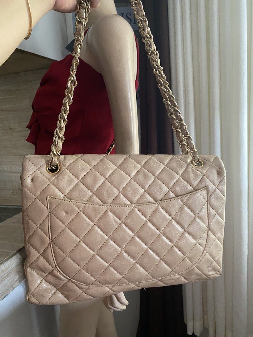 Chanel jumbo flap (Category: Luxury Bags & Wallets) located in Tagum. Submitted by amarasluxbag (Listing ID 1456302322, Image 2). Description: With rubs May tinahi sa may pocket Super tibay pa nmn Bawal sa maselan Genuine leather .