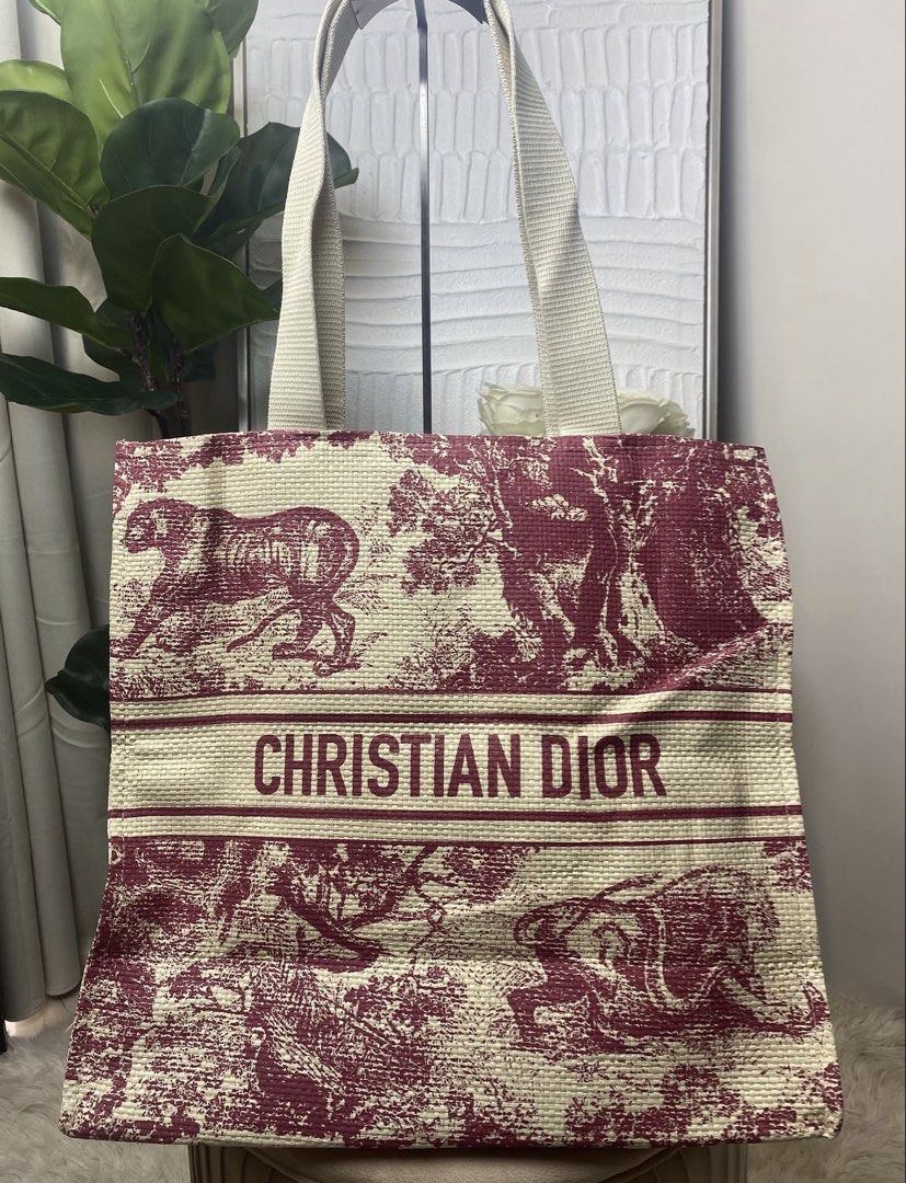 Christian Dior Complimentary Bag (Category: Luxury Bags & Wallets) located in Iloilo. Submitted by eliseohana (Listing ID 1456321313, Image 1). Description: .