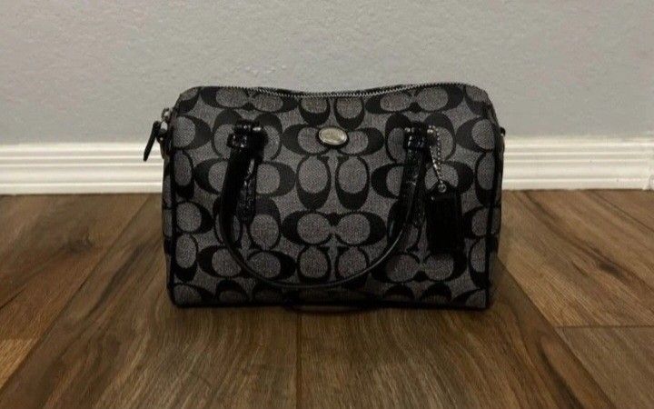 Coach Monogram Mini boston handbag (Category: Luxury Bags & Wallets) located in Manila. Submitted by eriiicaspage (Listing ID 1456275267, Image 1). Description: PREOWNED Lightly Used COACH Monogram Classic Canvas Mini Boston handbag - Signature C pattern in black and grey -Small - IDEAL brand Zipper - Ideal size for everyday essentials creeds Not Present Off /Legit NGA Good Condition 9/10 Sold As Is ,Bag Only ..