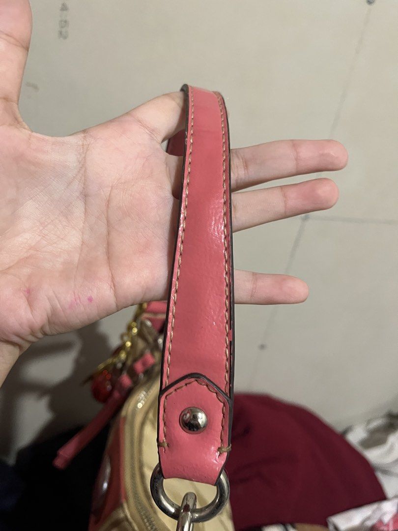 Coach pink kili (Category: Shoulder Bags) located in Manila. Submitted by cheskaaa111 (Listing ID 1456235563, Image 3). Description: ✅Strap intact ✅Malinis ✅No rubs ✅Ship agad ✅ loc: antipolo city Lalamove or Jnt .