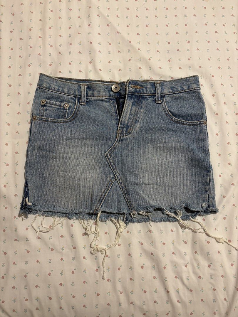 denim mini skirt y2k (Category: Skirts) located in Binan City. Submitted by visualcloset (Listing ID 1456352361, Image 1). Description: SIZE: XS-S 🏷️ NO BRAND ISSUE: NONS 📍SAN PEDRO LAGUNA 📦 J&T (BUYER WILL SHOULDER SF.) 🧾GCASH PAYMENT ONLY (NO COD).