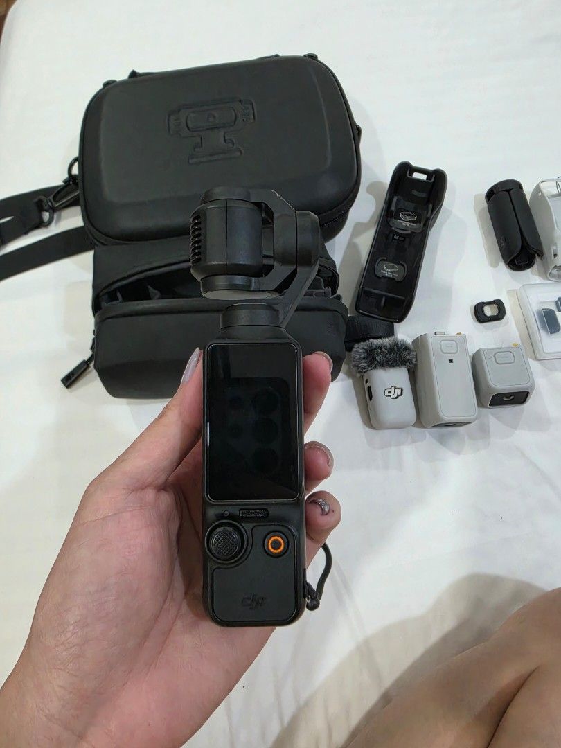 Dji Pocket 3 (Category: Video Cameras) located in Las Pinas. Submitted by jmchua14 (Listing ID 1456411687, Image 2). Description: ✔️✔️ FOR SALE DJI Osmo Pocket 3 Creator Combo 22k 🟡Can accept credit card payment • If gusto niyo staggered payment kayo na mag request sa bank. • can only accept straight payment 🟣CONDITION: • NO history of repair • ALL Accessories are working • minimal sign of usage (97% good physical appearance) Extras: 1. Accesso