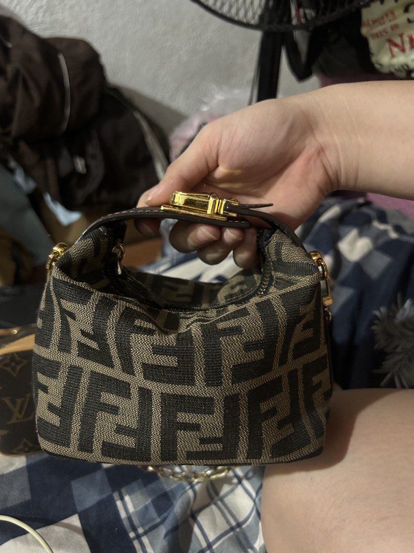Fendi mini vanity pouch (Category: Luxury Bags & Wallets) located in Caloocan City. Submitted by coolwhale-76ba (Listing ID 1456292944, Image 1). Description: Fendi mini vanity pouch Change sling N.G.A.