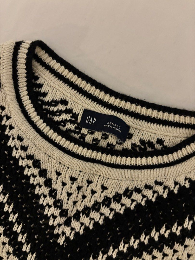 Gap Black and White Knitted Sleeveless Top (Category: Blouses) located in Marikina City. Submitted by silantrosnachos (Listing ID 1456376062, Image 2). Description: ⤷ kindly read before purchase ❕🌟 - xs on tag but can fit xs-s - super high quality and thick fabric! - used only twice - decluttering! all prices are nego :) MOP: GCash MOD: Lalamove/J&T (sf shouldered by buyer) Loc: Marikina City.