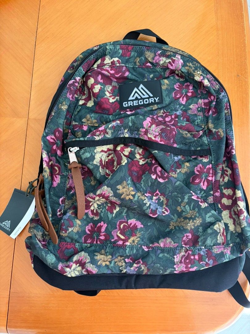 Gregory 綠花背囊20L （分類：背包）位於 Hong Kong。 由 luischeung88 提交（商品編號 1456233433，圖片 1）。簡介： 全新有吊牌 屯門交收 順豐到付。