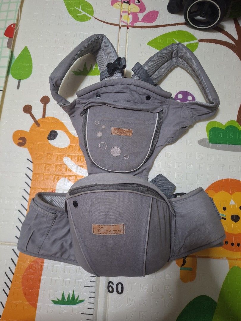 Grey Baby Carrier with Pockets (Category: Carriers & Slings) located in Manila. Submitted by 2lj_closet (Listing ID 1456254150, Image 1). Description: issue hindi n nag zizip masyado ung zipper pang dugtog . .