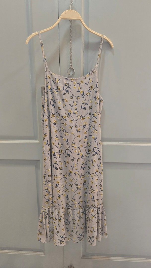 Grey Floral Spaghetti Strap Mini Dress (Category: Dresses) located in Quezon City. Submitted by mjkar (Listing ID 1456361527, Image 3). Description: - Cute grey mini dress - Delicate floral print - Adjustable spaghetti straps - Tiered hem - Lightweight fabric, ideal for warm weather - Brand: CREATORE.