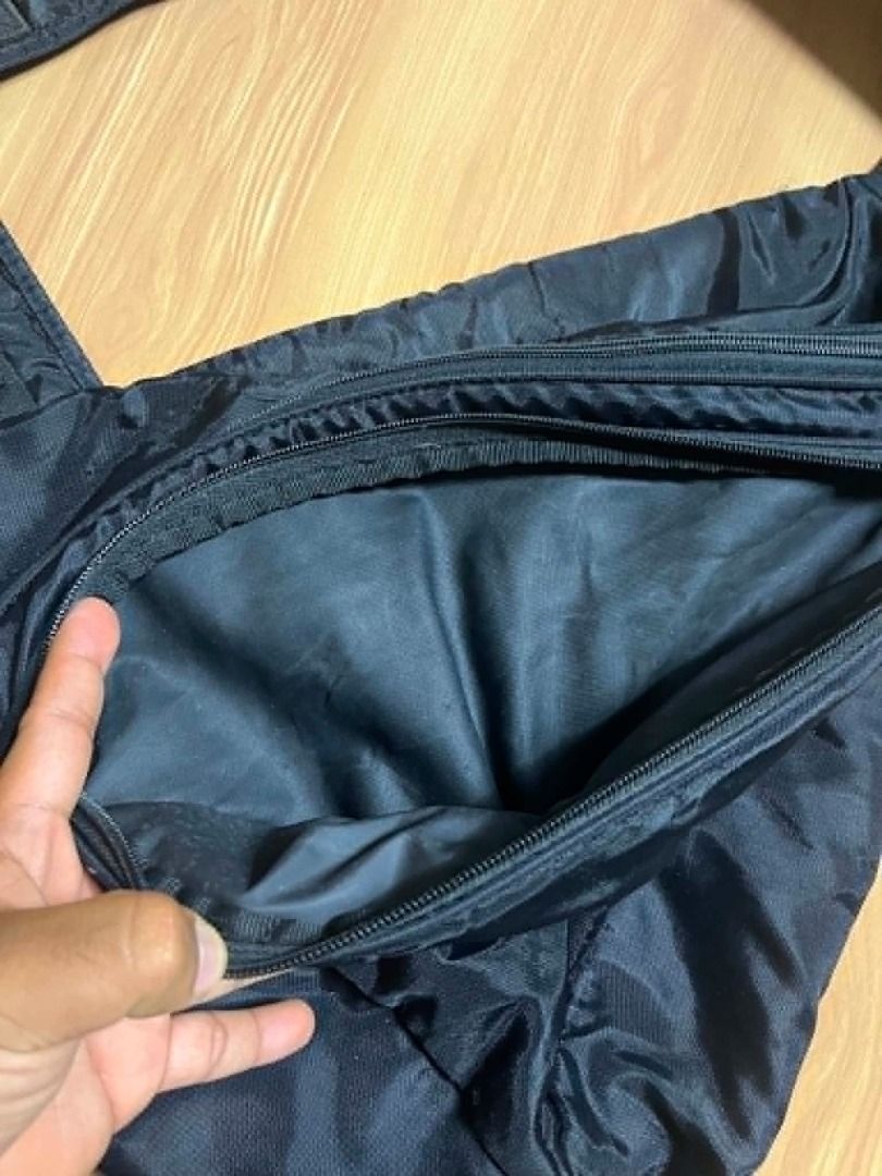 Hawk Gear Black Crossbody Bag (Category: Sling Bags) located in Manila. Submitted by senggggg. (Listing ID 1456399609, Image 3). Description: good condition working zip no issue need wash.