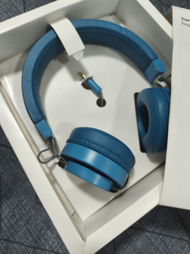 Headset (Category: Earphones) located in Quezon City. Submitted by gametz (Listing ID 1456284588, Image 3). Description: FLYING TIGER 3022761 BLUE HEADPHONES with MIC brand new ORIGINAL.
