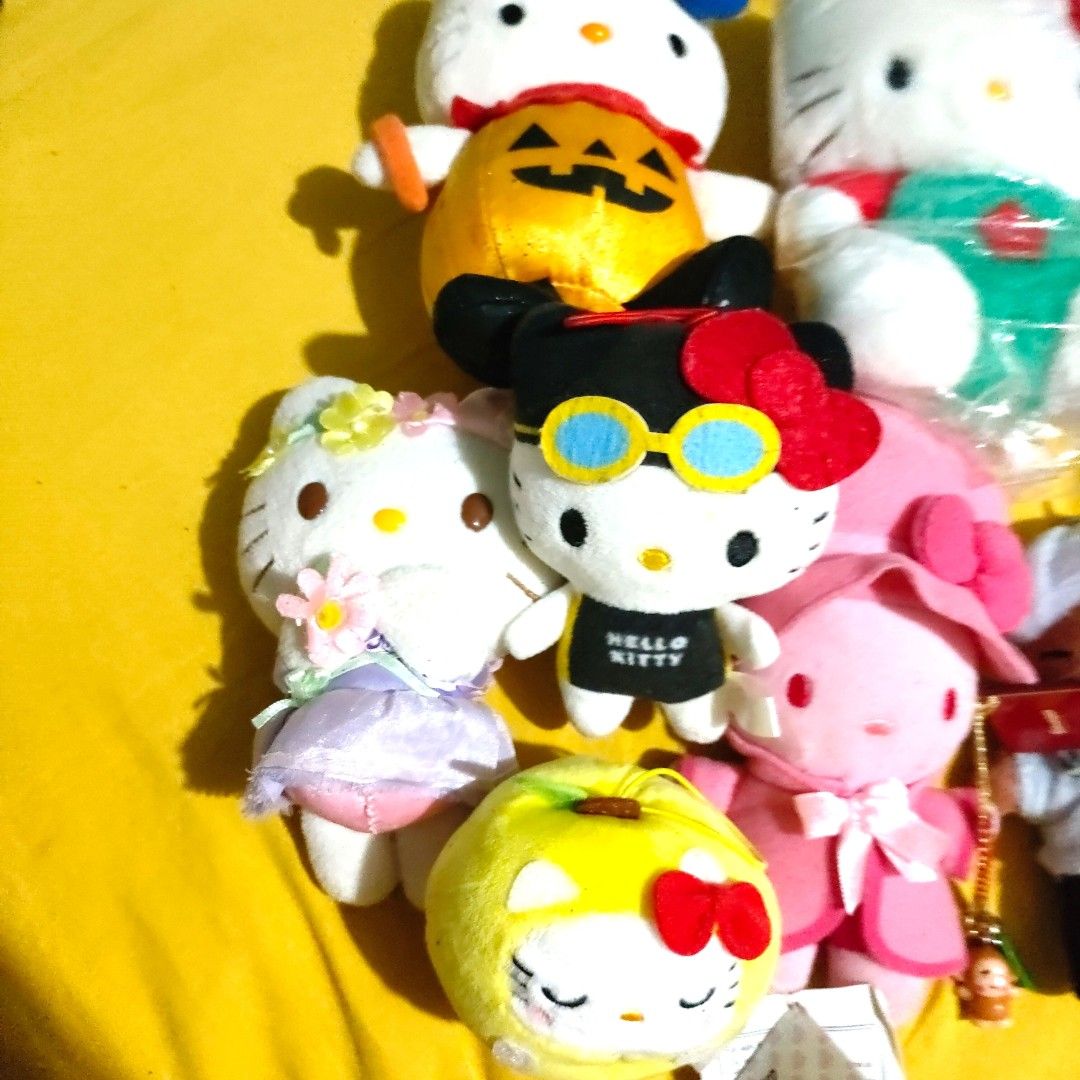 Hello kitty bundle 7pcs (Category: Character Goods) located in Manila. Submitted by smiley_a (Listing ID 1456326154, Image 3). Description: from japan box.