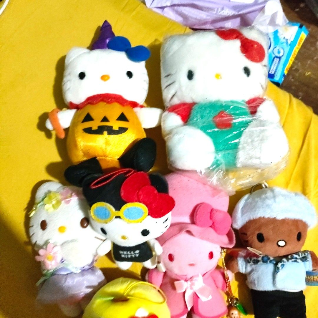 Hello kitty bundle 7pcs (Category: Character Goods) located in Manila. Submitted by smiley_a (Listing ID 1456326154, Image 2). Description: from japan box.