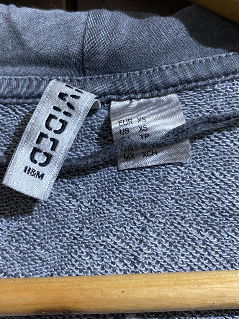 H&M Grey Hooded Midi Cardigan (Category: Coats, Jackets and Outerwear) located in Cebu City. Submitted by mickaaay (Listing ID 1456398064, Image 3). Description: - H&M Grey Hooded Cardigan - Size: XS - Long sleeves - Front pockets - Soft and comfortable material - Ideal for layering.