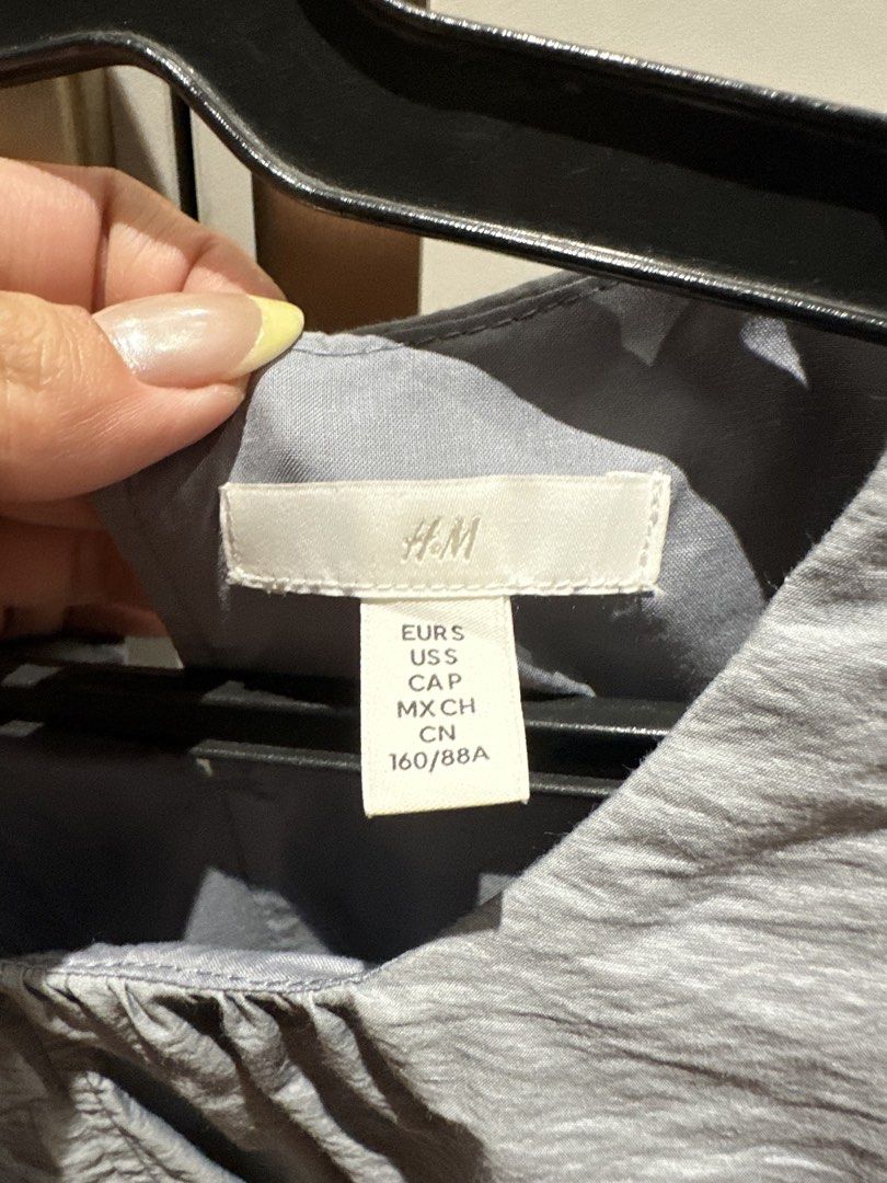 H&M Grey Sleeveless Gathered Bubble Hem Top (Category: Sleeveless) located in Muntinlupa City. Submitted by stuffbya (Listing ID 1456242286, Image 2). Description: - H&M grey sleeveless top - Gathered detail at the neckline - Bubble hem design - Zipper closure at the back - Ideal for casual wear.