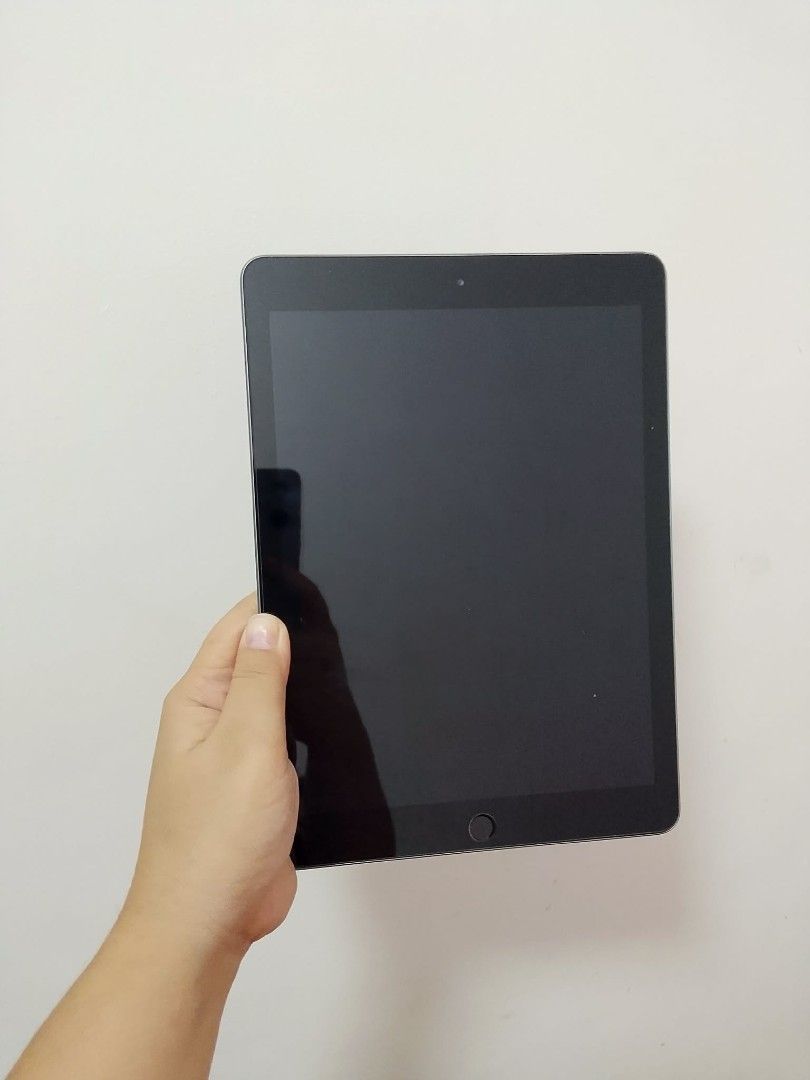 Ipad 6th gen (Category: iPad) located in Manila. Submitted by vincedg03 (Listing ID 1456325576, Image 2). Description: For sale ipad 6th gen 32gb unit cord case no issue malolos bulacan loc .