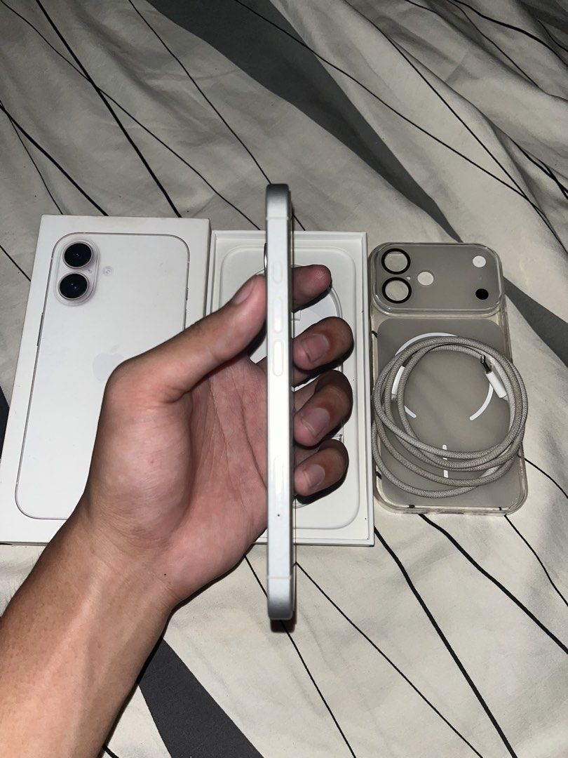IPHONE 16 128GB WHITE POWERMAC PURCHASE (Category: iPhone 16 Series) located in Manila. Submitted by ibrahim.tarin_flower (Listing ID 1456348304, Image 3). Description: 16 128gb White POWERMAC PURCHASED 89% Battery Health 670 Cycle Count No issues No scratches Factory Unlock Any Sim Face ID and True Tone working iOS 26.2 Unli reset and check upon meet up! Inclusion: Original Box Original Cord Case PowerMac Bag.