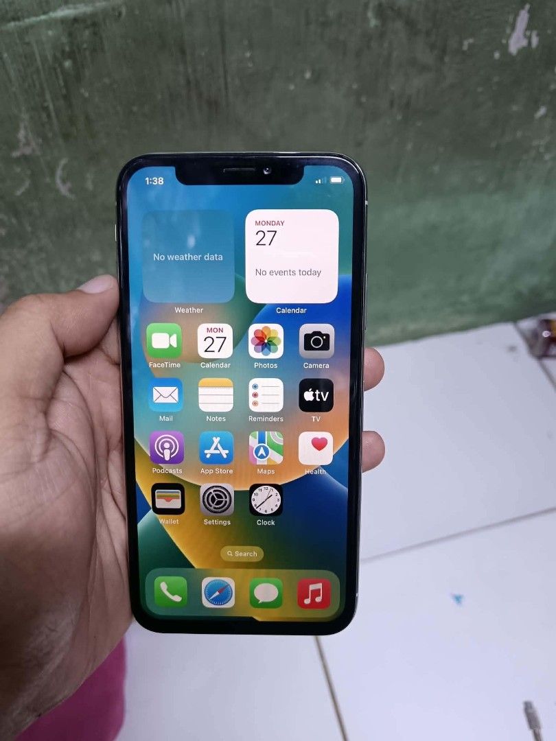 IPHONE X 64 GB (Category: iPhone X Series) located in Manila. Submitted by sabrinaquint (Listing ID 1456253534, Image 2). Description: NO FACE ID AYUN LANG ISSUE WALA NANG IBA.