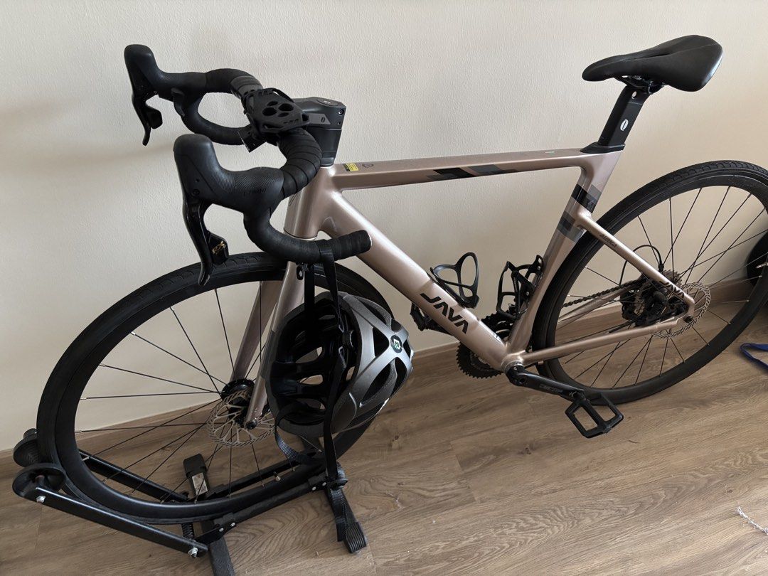 Java bicycle (Category: Bicycles) located in Singapore. Submitted by zhuyuanhui25786 (Listing ID 1456288616, Image 2). Description: JAVA Auriga 2026 Road Bike for Sale – 90% New Lightly used and always kept indoors. The bike is in excellent condition with no accidents or major damage. Brakes and gears are working smoothly, ready to ride immediately. • Suitable for riders around 171–177 cm • L-TWOO RX drivetrain • Hydraulic disc brakes • Integrate
