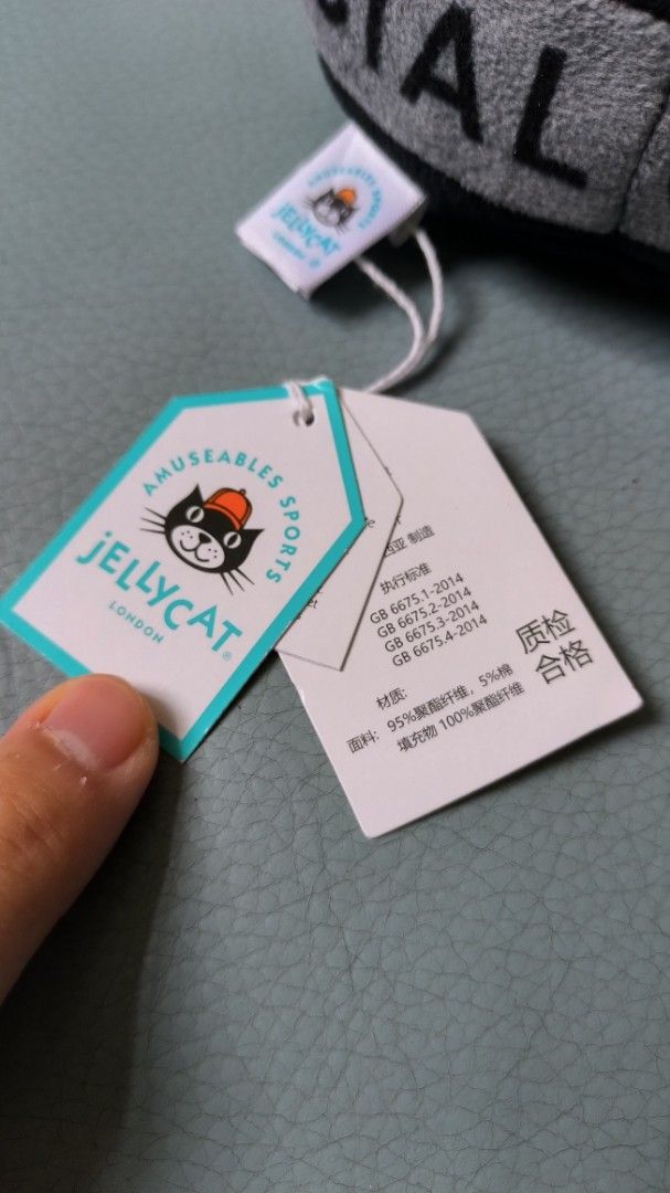 Jellycat 冰球 （分類：絨毛玩具）位於 Hong Kong。 由 roytm 提交（商品編號 1456355708，圖片 5）。簡介： 各位冰球同好注意啦！呢隻超可愛嘅 Jellycat 冰球公仔，絕對係粉絲必備！佢個樣好得意，仲有兩條小短腿，擺喺度都好吸睛。用料柔軟舒服，摸落手感一流，無論係送俾小朋友定係自己收藏都一流！現貨發售，快啲帶佢返屋企啦！。