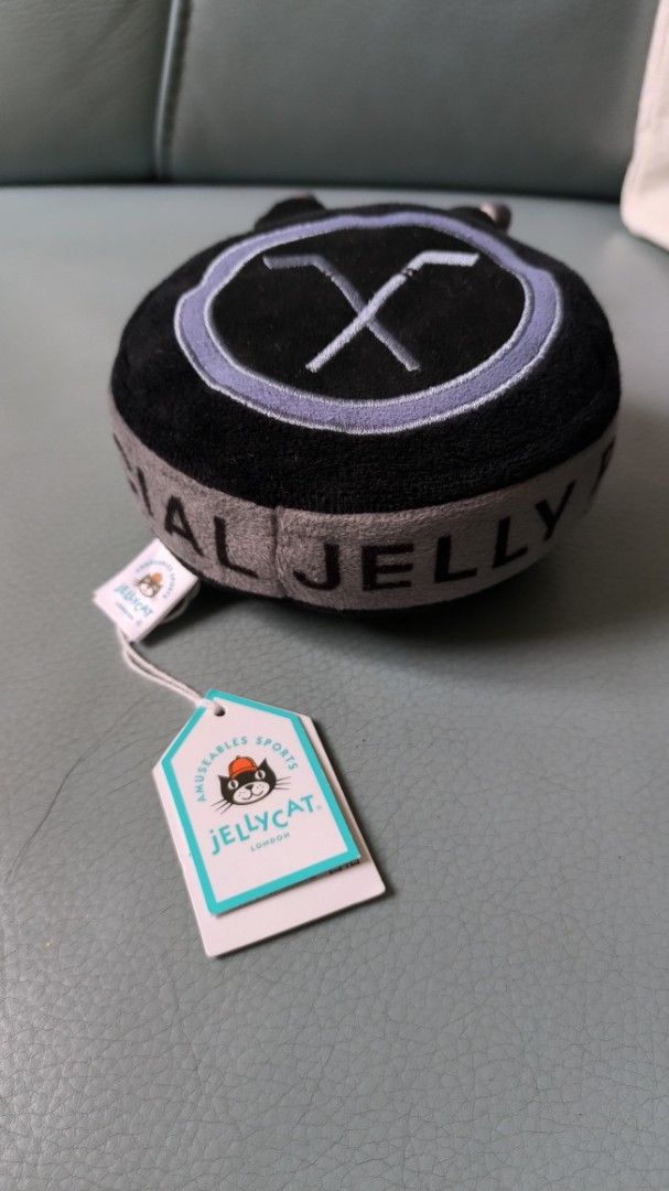 Jellycat 冰球 （分類：絨毛玩具）位於 Hong Kong。 由 roytm 提交（商品編號 1456355708，圖片 3）。簡介： 各位冰球同好注意啦！呢隻超可愛嘅 Jellycat 冰球公仔，絕對係粉絲必備！佢個樣好得意，仲有兩條小短腿，擺喺度都好吸睛。用料柔軟舒服，摸落手感一流，無論係送俾小朋友定係自己收藏都一流！現貨發售，快啲帶佢返屋企啦！。