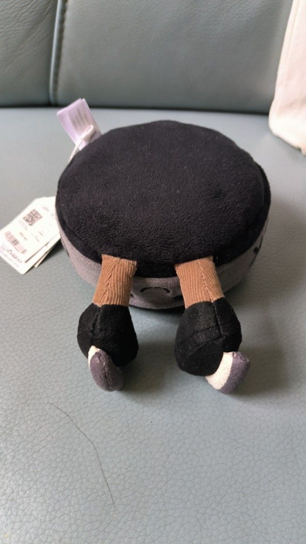Jellycat 冰球 （分類：絨毛玩具）位於 Hong Kong。 由 roytm 提交（商品編號 1456355708，圖片 4）。簡介： 各位冰球同好注意啦！呢隻超可愛嘅 Jellycat 冰球公仔，絕對係粉絲必備！佢個樣好得意，仲有兩條小短腿，擺喺度都好吸睛。用料柔軟舒服，摸落手感一流，無論係送俾小朋友定係自己收藏都一流！現貨發售，快啲帶佢返屋企啦！。