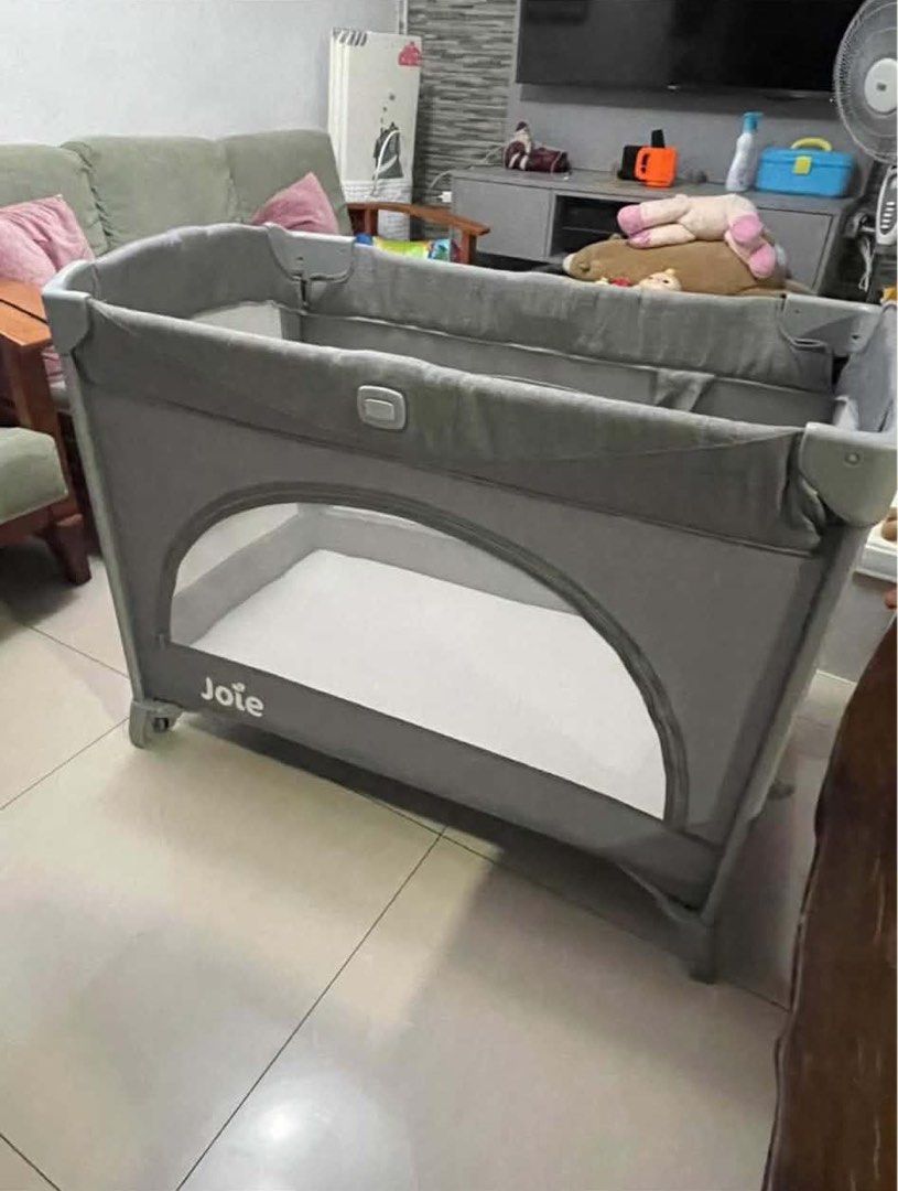 Joie Kubbie Sleep Playpen Crib (Category: Cots & Cribs) located in Antipolo. Submitted by jenramayan (Listing ID 1456355233, Image 1). Description: COMFORT Bedside crib for safe and cosy side-by-side sleep Mesh lined for ventilation on all four sides so your little one gets breezy comfort and you get peace of mind CONVENIENCE Side panel slides up or down with the push of a button and with just one hand to give you easy access to baby Full size ba