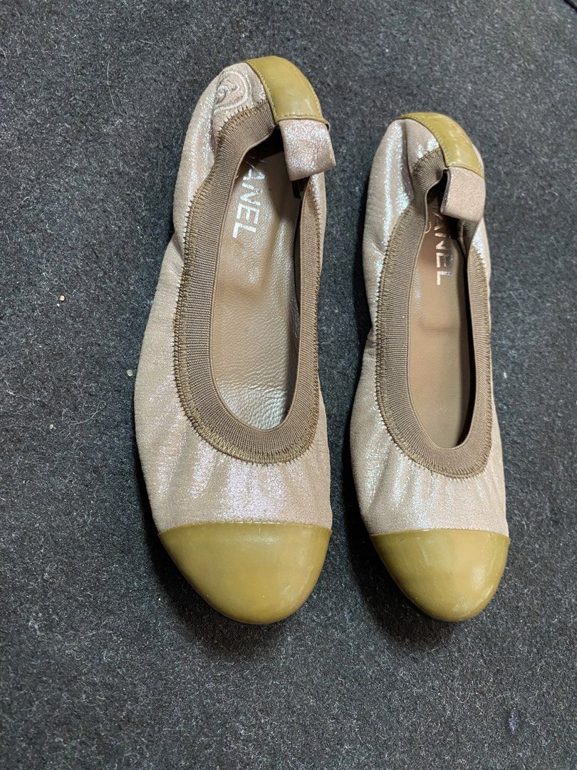 Leather Ballet Flats Chanel (Category: Flats & Sandals) located in Quezon City. Submitted by loloyz123 (Listing ID 1456359351, Image 1). Description: Leather Ballet Flats Chanel Condition: Very good Color rate: 9.8/10 Color: gold Size: 36 Outsole: 25 cm Insole: 24.2cm.