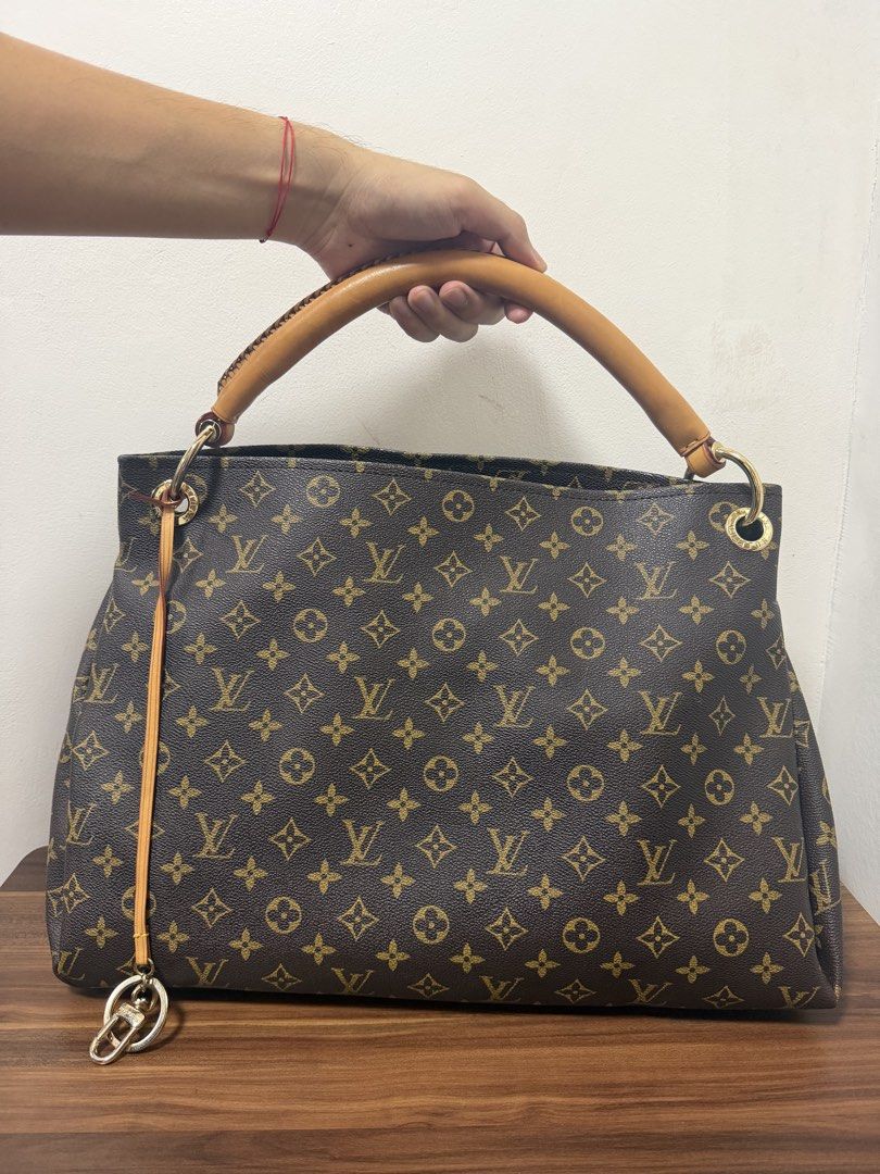 Louis Vuitton Artsy MM Monogram Canvas Shoulder Bag (Coded) (Category: Luxury Bags & Wallets) located in Quezon City. Submitted by artcatalogueph (Listing ID 1456340269, Image 2). Description: FOR SALE Louis Vuitton Artsy MM Monogram Canvas Shoulder Bag - Coded - Like new condition ₱20,000 only‼️ Meet ups in QC Commonwealth or delivery via Lalamove/Grab within Metro Manila.