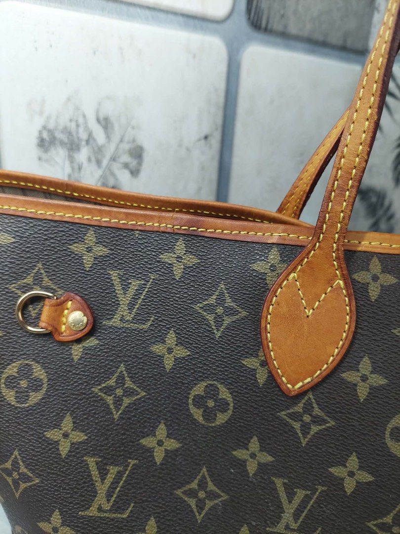 Louis Vuitton Neverfull tote (Category: Luxury Bags & Wallets) located in Angono. Submitted by kkuroset (Listing ID 1456386663, Image 2). Description: with code .