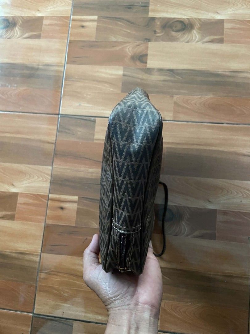 MARIO VALENTINO POUCH (Category: Luxury Bags & Wallets) located in Nabua. Submitted by supermix5119 (Listing ID 1456237798, Image 3). Description: MARIO VALENTINO POUCH Legit Excellent Condition 750+Sf.