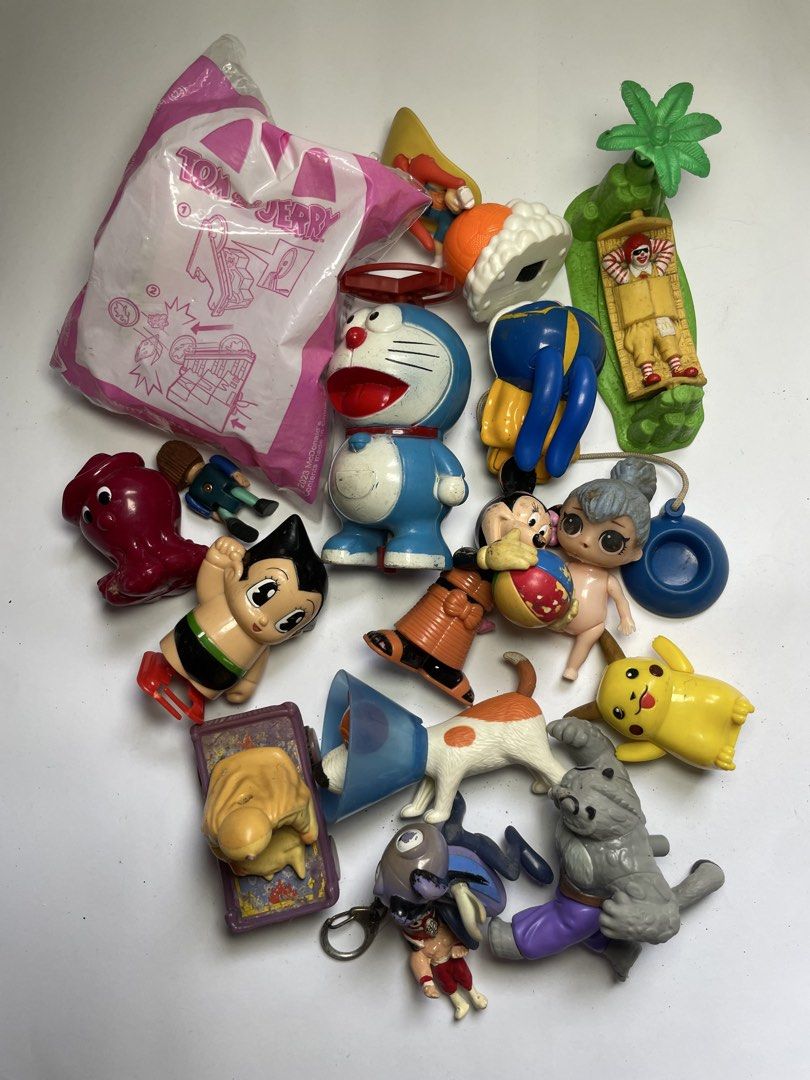 Mcdonalds and Jollibee Set 16 (Category: Character Goods) located in Cavite. Submitted by jaleka22 (Listing ID 1456240312, Image 1). Description: Preloved items please manage your expectation.