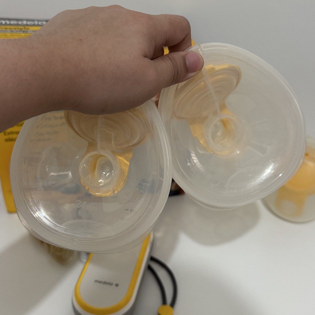 Medela Freestyle Flex 2023mfg (Category: Breastfeeding & Bottle Feeding) located in Manila. Submitted by pump4lessph (Listing ID 1456374071, Image 3). Description: Includes 2 pairs of handsfree cups.