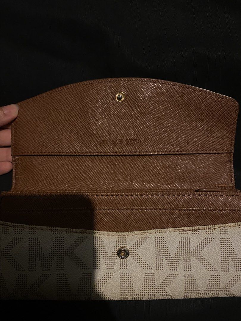 Michael Kors Long Wallet (Category: Luxury Bags & Wallets) located in Makati City. Submitted by mclovevee (Listing ID 1456402480, Image 2). Description: - AUTHENTIC MICHAEL KORS - has minor issue from time and storage but not visible - brand new Di-Fold with zipper wallet never used just stored - price is negotiable.