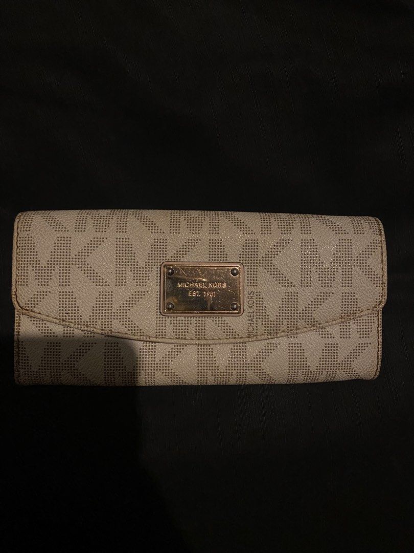 Michael Kors Long Wallet (Category: Luxury Bags & Wallets) located in Makati City. Submitted by mclovevee (Listing ID 1456402480, Image 1). Description: - AUTHENTIC MICHAEL KORS - has minor issue from time and storage but not visible - brand new Di-Fold with zipper wallet never used just stored - price is negotiable.