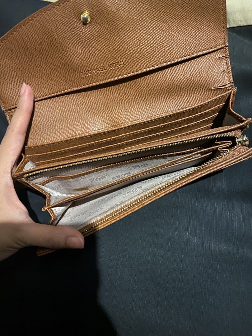 Michael Kors Long Wallet (Category: Luxury Bags & Wallets) located in Makati City. Submitted by mclovevee (Listing ID 1456402480, Image 3). Description: - AUTHENTIC MICHAEL KORS - has minor issue from time and storage but not visible - brand new Di-Fold with zipper wallet never used just stored - price is negotiable.