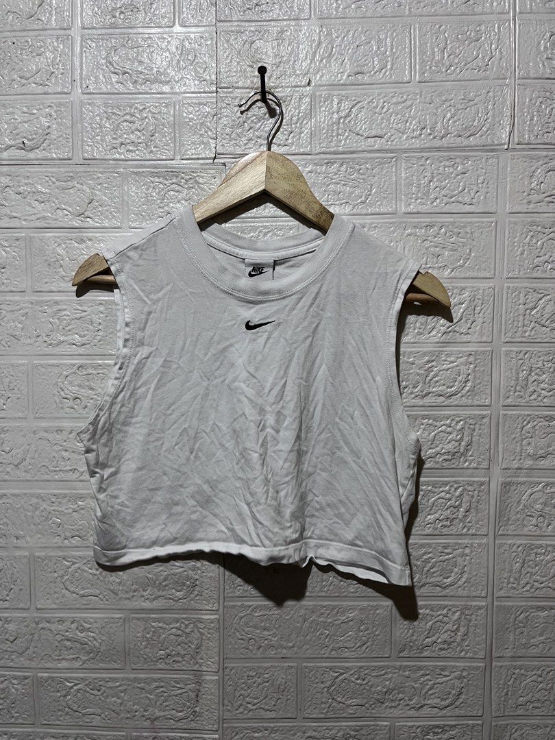 NIKE MID SWOOSH CROP TOP (Category: Activewear) located in Quezon City. Submitted by davidso682 (Listing ID 1456320174, Image 1). Description: Nike Center Swoosh Crop Top L 16 W 18 Color Rate 9.5/10 Excellent Condition Issue stains Need wash only .