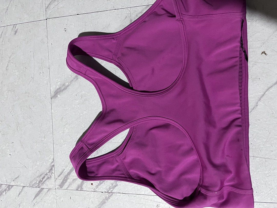 NIKE SPORTS BRA (Category: Undergarments & Loungewear) located in Quezon City. Submitted by davidso682 (Listing ID 1456319734, Image 2). Description: Size large As new No issue.