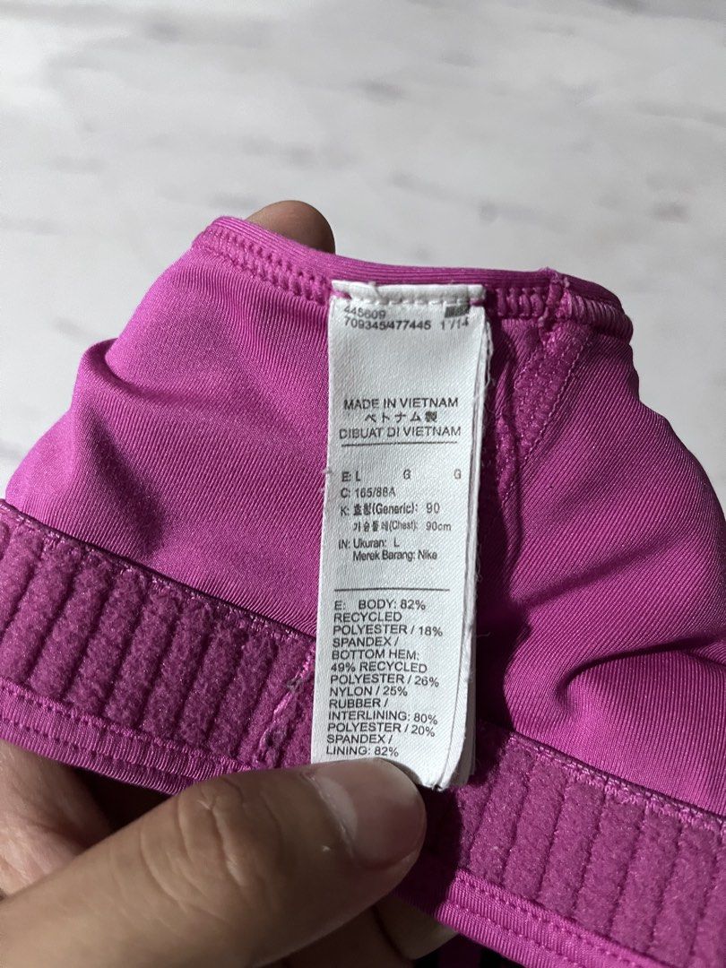 NIKE SPORTS BRA (Category: Undergarments & Loungewear) located in Quezon City. Submitted by davidso682 (Listing ID 1456319734, Image 3). Description: Size large As new No issue.