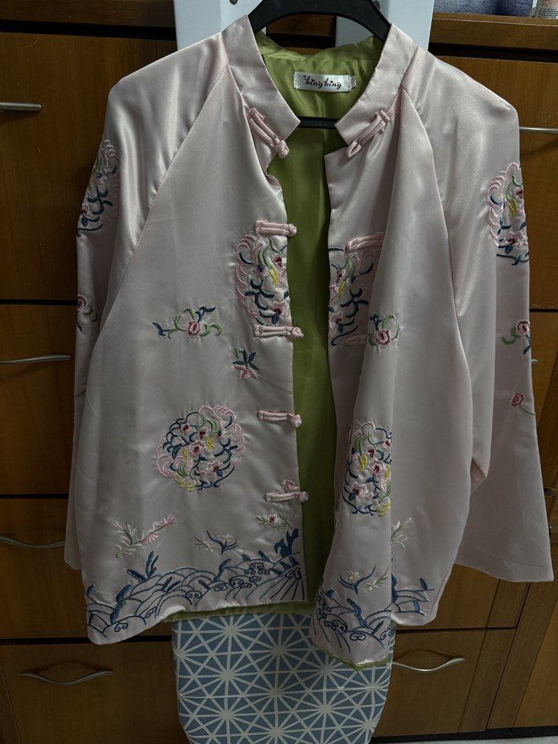 Normal (Category: Coats, Jackets and Outerwear) located in Kuala Lumpur. Submitted by ysy0889 (Listing ID 1456352112, Image 1). Description: Light pink Chinese style satin jacket with delicate floral embroidery. Features classic frog buttons, inner lining in fresh apple green. Elegant outlook for daily wear, good condition. #ChineseStyleJacket #EmbroideryTop #OrientalFashion.