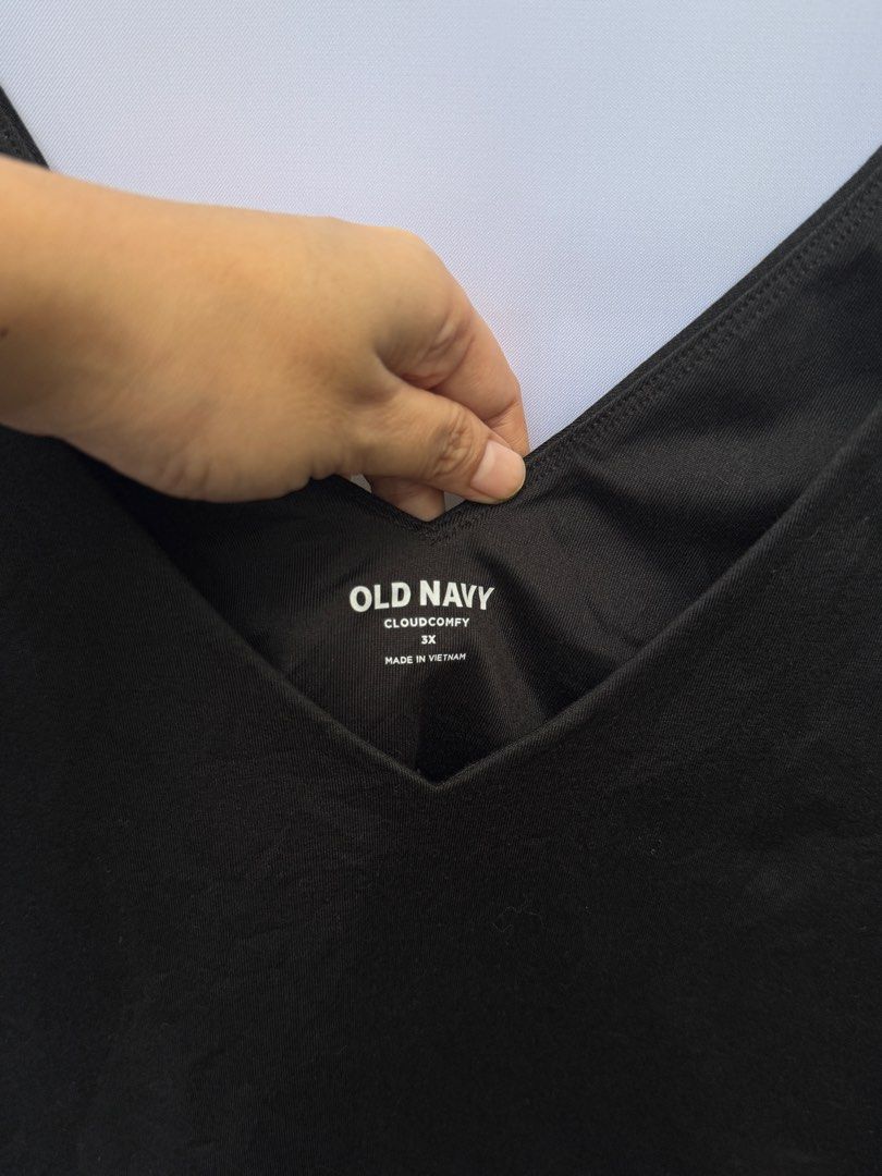 Old Navy Cloudcomfort Black V-Neck Tank Top (Category: Activewear) located in Batac City. Submitted by sheepyshoppy (Listing ID 1456326047, Image 2). Description: - Black Old Navy tank top - V-neck style - Made with Cloudcomfort material - Sleeveless design.