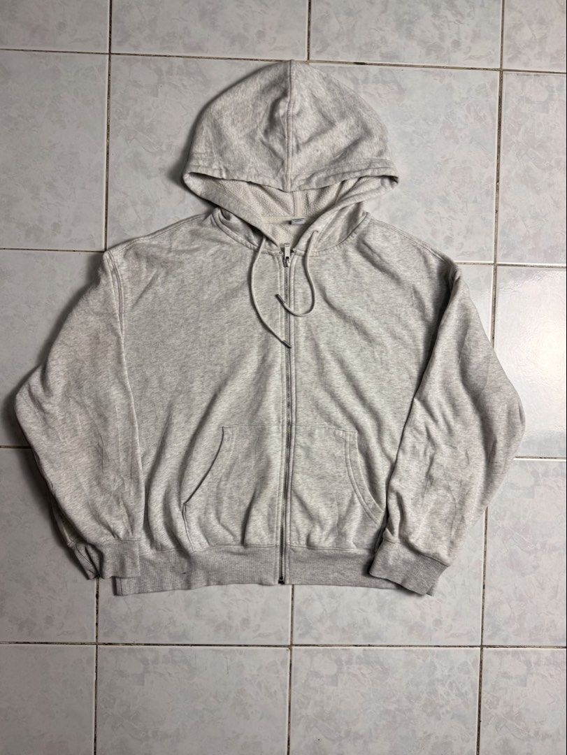 Old Navy Grey Zip-Up Hoodie Size S (Category: Hoodies) located in Binangonan. Submitted by lostnfound_ph (Listing ID 1456265986, Image 1). Description: - Brand: Old Navy - Type: Zip-Up Hoodie - Color: Grey - Material: Soft, comfortable fabric - Features: Front pocket, hood - Style: Classic, versatile - Occasion: Everyday wear, casual outings, lounging.