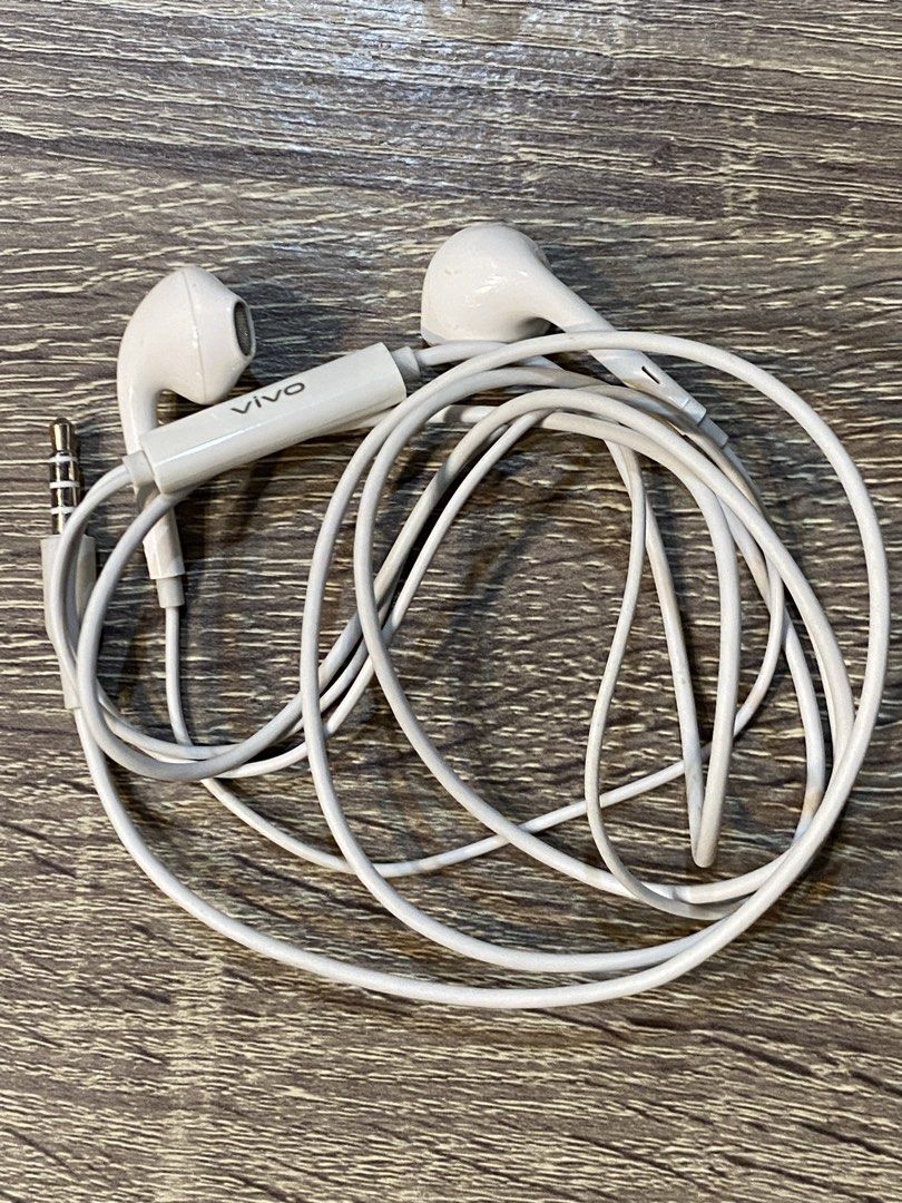 Original VIVO Headset from box (Category: Earphones) located in Balanga. Submitted by wintermelon03 (Listing ID 1456403332, Image 3). Description: No issue Came from the box of unit Slightly used .