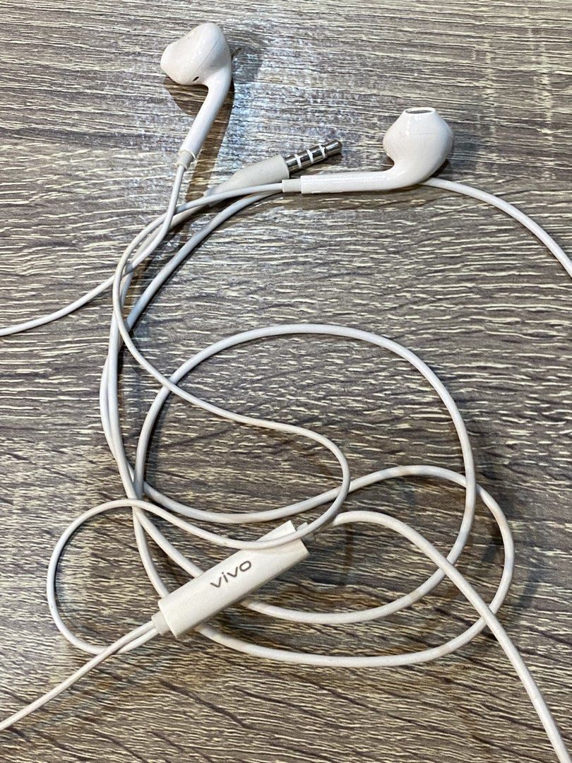 Original VIVO Headset from box (Category: Earphones) located in Balanga. Submitted by wintermelon03 (Listing ID 1456403332, Image 2). Description: No issue Came from the box of unit Slightly used .