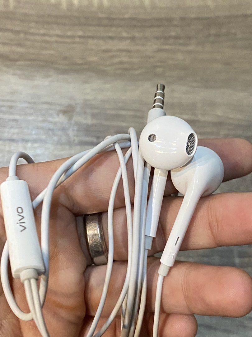 Original VIVO Headset from box (Category: Earphones) located in Balanga. Submitted by wintermelon03 (Listing ID 1456403332, Image 1). Description: No issue Came from the box of unit Slightly used .