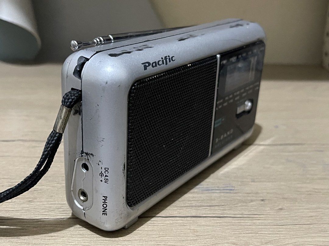 Pacific Portable Radio Complete FM AM (Category: Portable Music Players) located in Caloocan City. Submitted by red_rob (Listing ID 1456274731, Image 2). Description: Kumplito Fm am gagametin na lang Vintage Pacific Pocket Radio AM FM Came from Ireland Batt operated only 3 x AA (not included) Adaptor operation d ko na natest Good built in speaker AM FM complete stations, 108mhz/1600khz Clean batt terminal With headphone port Flaws on pix PM for a