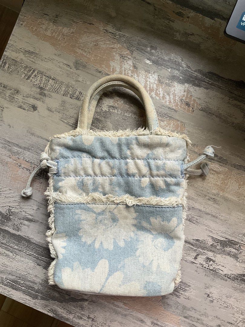Parfois Denim Mini Crossbody bag (Category: Cross-body Bags) located in Cavite. Submitted by _nikki_g (Listing ID 1456319527, Image 1). Description: Original Parfois mini crossbody bag Fits iphone pro max With signs of usage so please manage expectations Rfs: not using anymore.