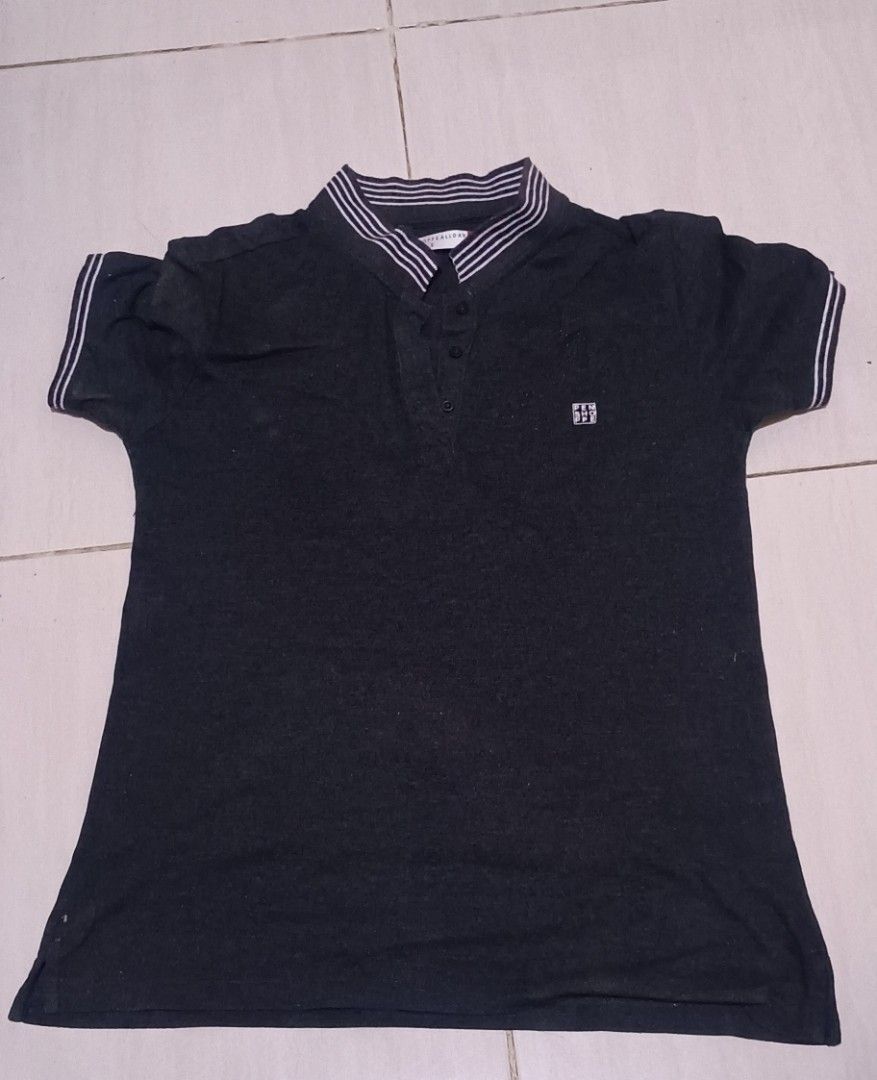 PENSHOPPE dark grey polo shirt (Category: Tshirts & Polo Shirts ) located in Liloan. Submitted by jonahmayaa (Listing ID 1456328038, Image 1). Description: - dark grey polo shirt - size: small - striped collar and sleeve trim - small logo on the chest - button-up neckline rfs: decluttering location: liloan, cebu mop: gcash/maribank mod: j&t ( sf shouldered by buyer) meet up: sm city cebu.