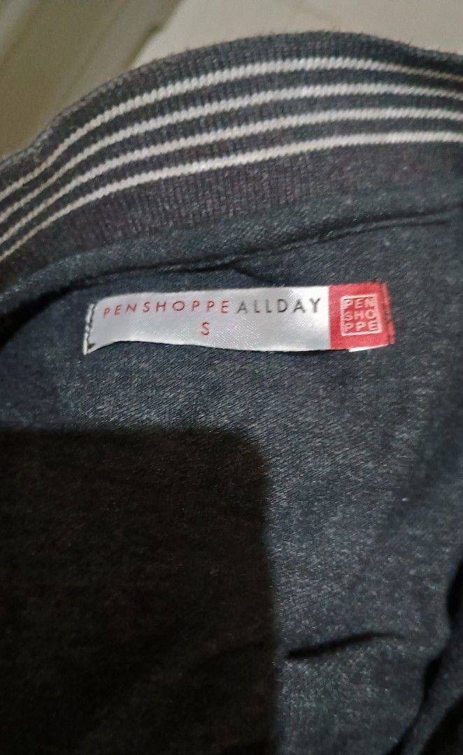 PENSHOPPE dark grey polo shirt (Category: Tshirts & Polo Shirts ) located in Liloan. Submitted by jonahmayaa (Listing ID 1456328038, Image 2). Description: - dark grey polo shirt - size: small - striped collar and sleeve trim - small logo on the chest - button-up neckline rfs: decluttering location: liloan, cebu mop: gcash/maribank mod: j&t ( sf shouldered by buyer) meet up: sm city cebu.